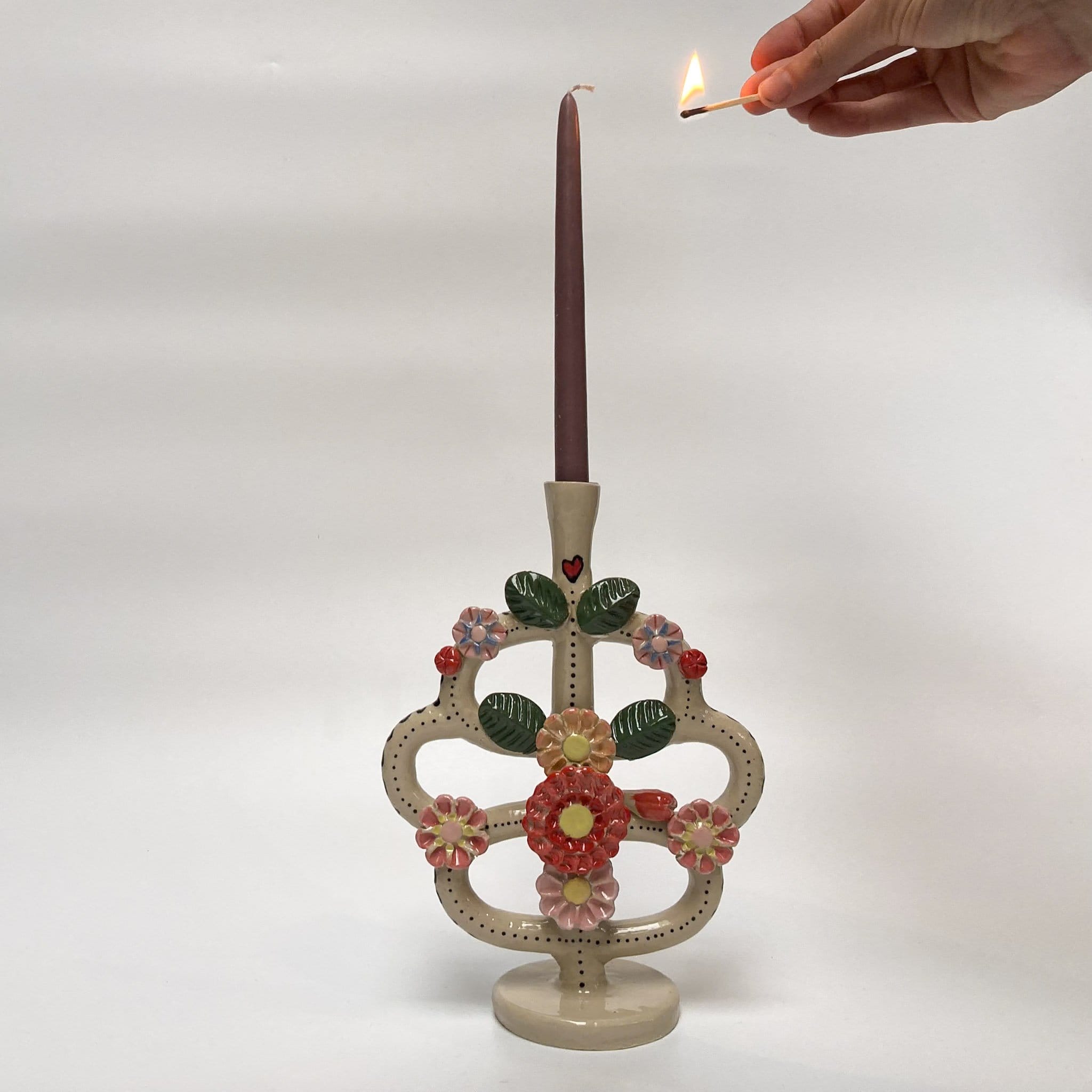 handgemaakte keramiek kandelaar met bloemen<br />
