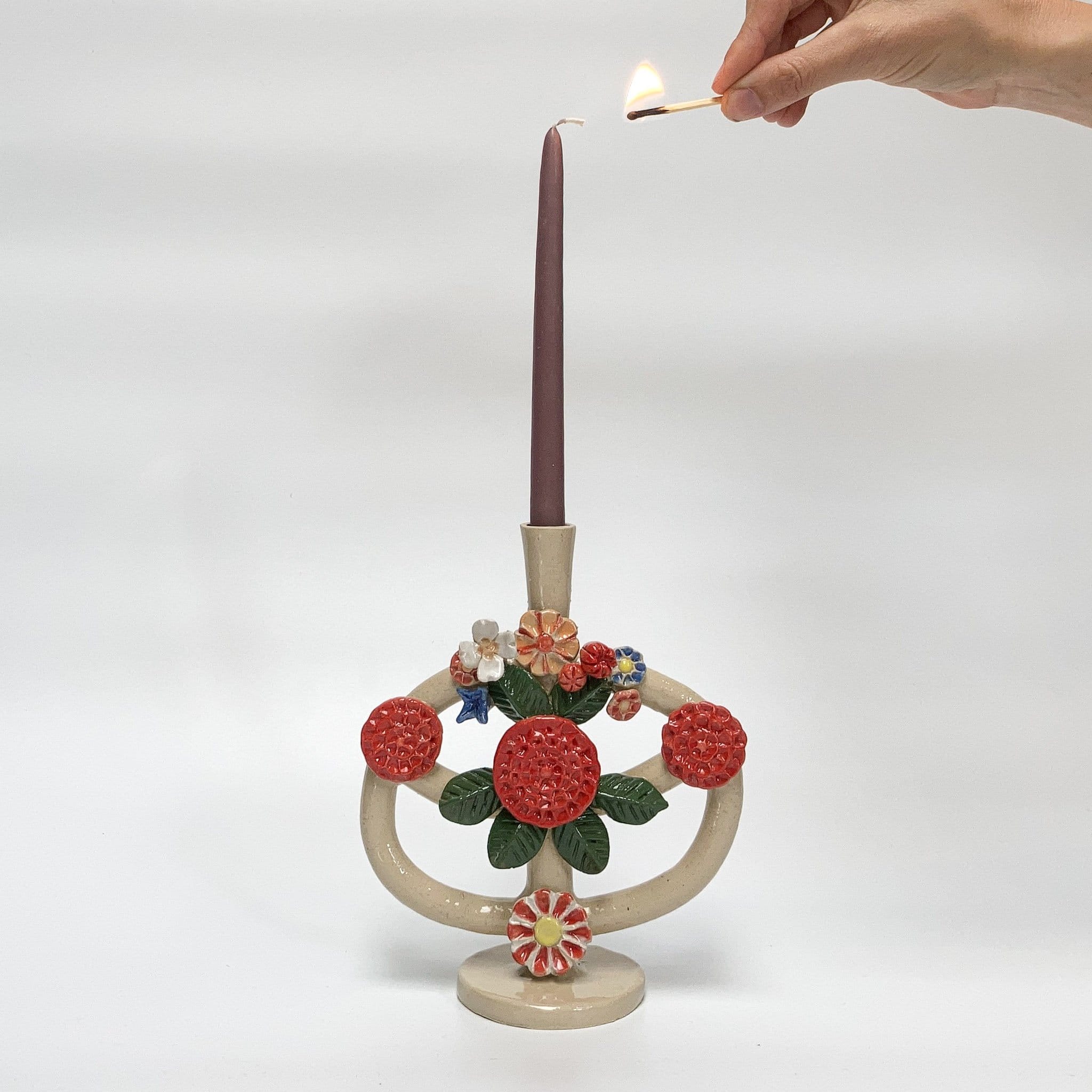 kandelaar geinspireerd op de tree of life kandelaren uit mexico. Variant met grote rode bloemen. 