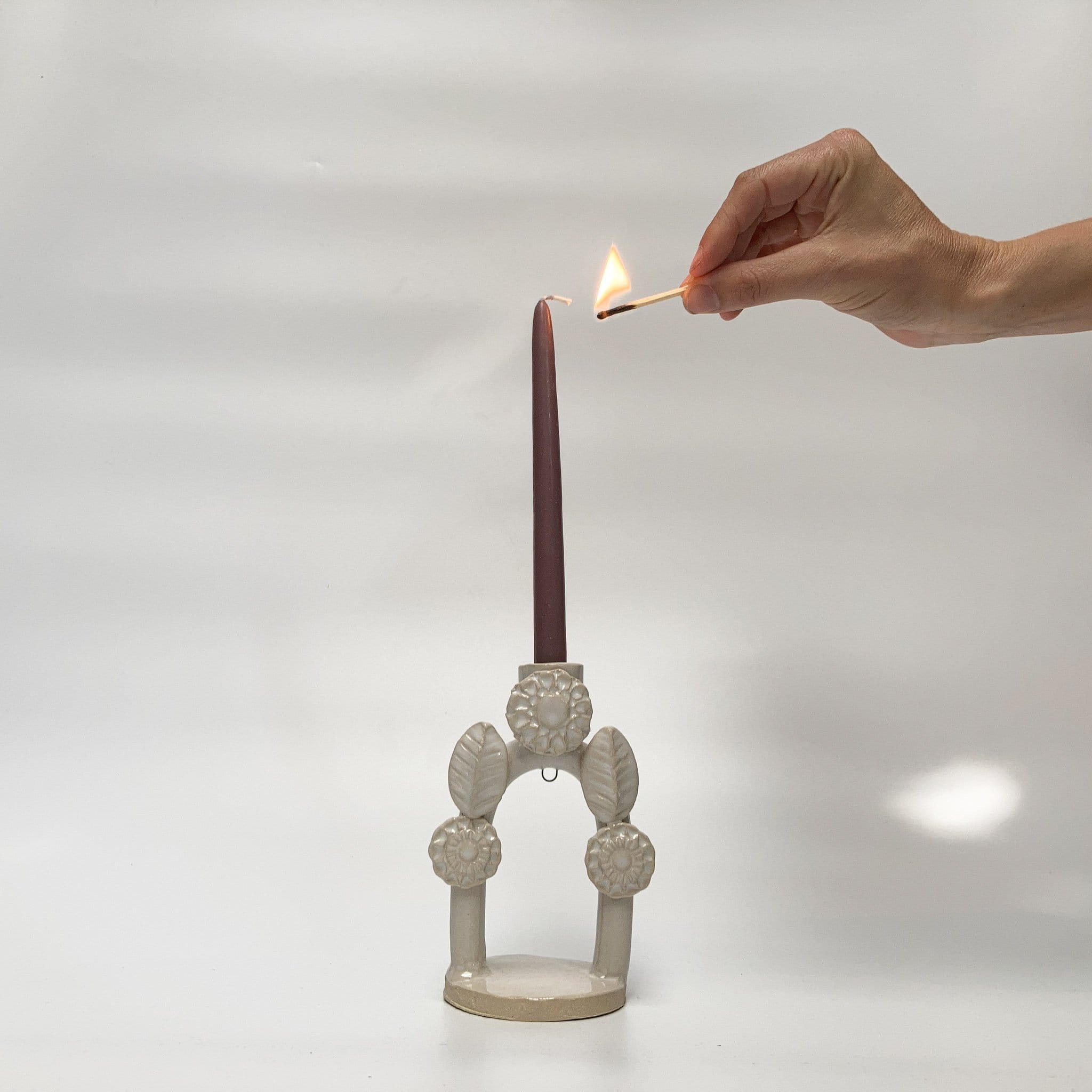 kleine bloemenkandelaar handgemaakt keramiek wit geglazuurd<br />
