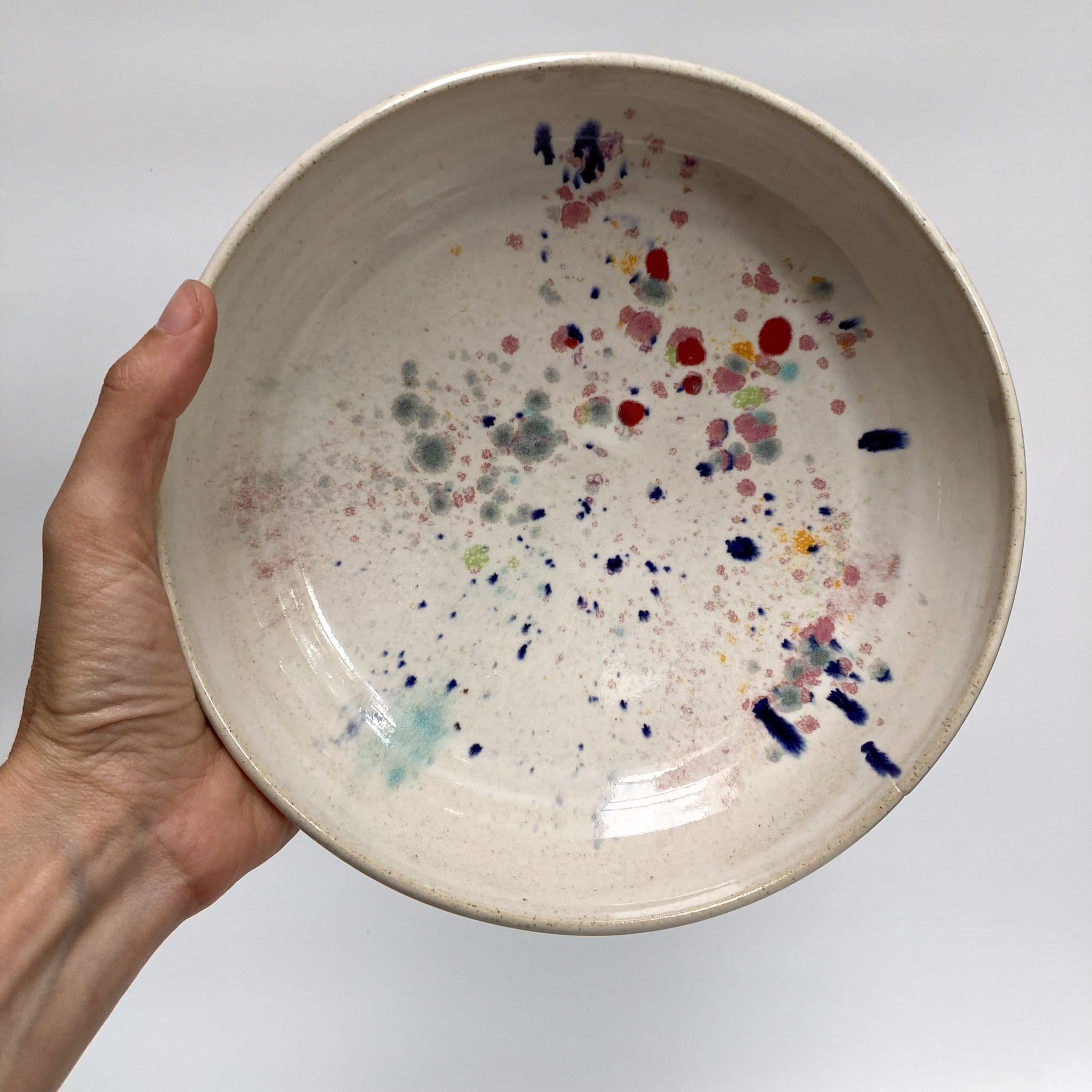 schaal met kleuren restglazuur 