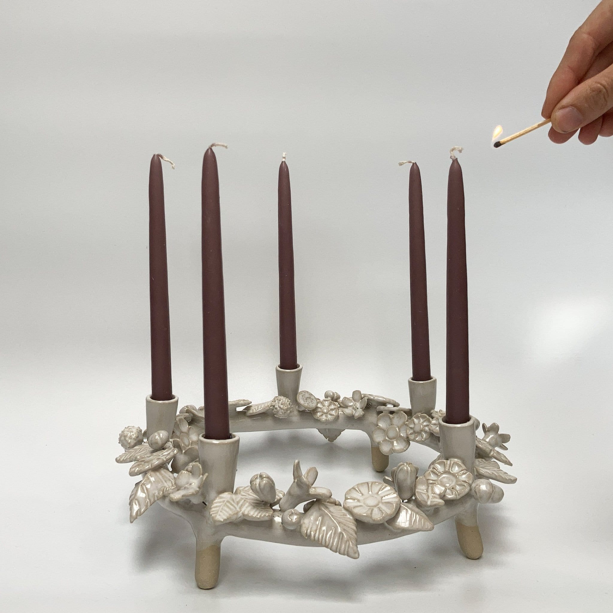 ring van bloemen kandelaar met 5 kaarsen<br />
